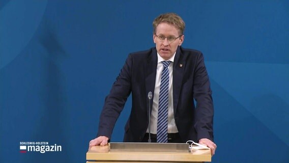 Daniel Günther steht an einem Rednerpult. © Screenshot 