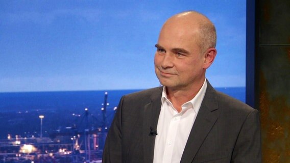 Professor Jürgen May, neuer Leiter am Bernhard-Nocht-Institut, im Interview mit dem Hamburg Journal des NDR Fernsehens. © Screenshot 