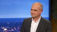 Professor Jürgen May, neuer Leiter am Bernhard-Nocht-Institut, im Interview mit dem Hamburg Journal des NDR Fernsehens. © Screenshot 