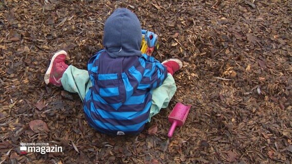 Ein kleines Kind spielt auf dem Boden. © Screenshot 