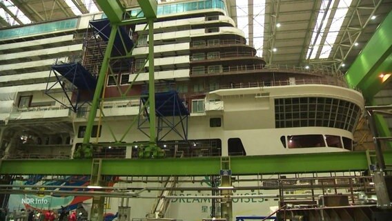 Ein Kreuzfahrtschiff in einer Werft. © Screenshot 