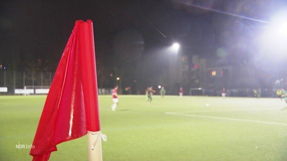 Eine rote Flagge am Rande eines Fussballfeldes. © Screenshot 