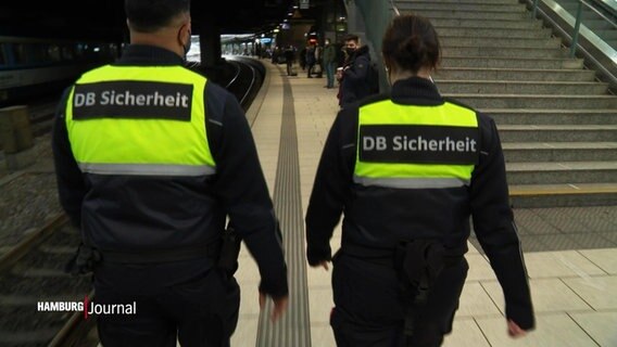Zwei Sicherheitskräfte der Deutschen Bahn gehen über den Bahnsteig © Screenshot 