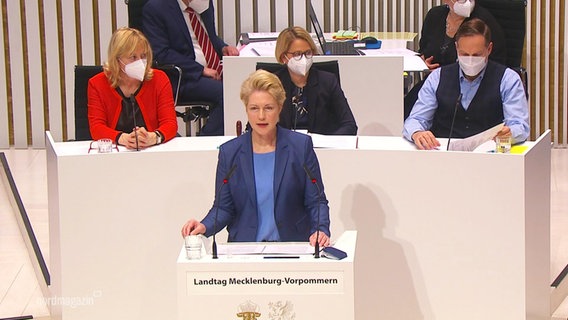 Die Ministerpräsidentin Schwesig an einem Rednerpult. © Screenshot 