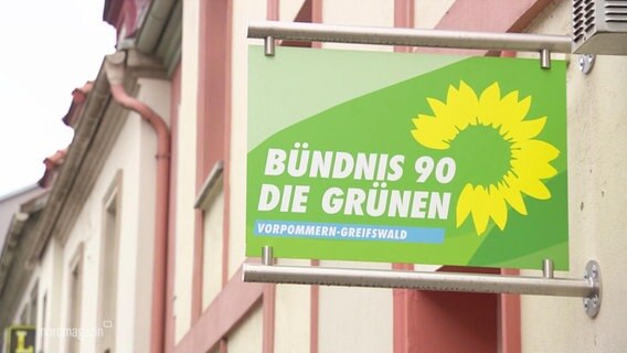 Ein Schild mit der Aufschrift:" Bündnis 90 Die Grünen" . © Screenshot 