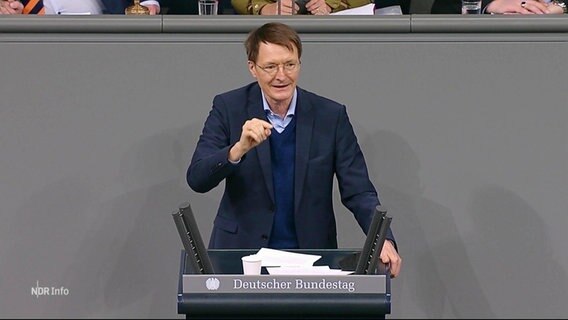 Bundesgesundheitsminister Kalt Lauterbach bei einer Rede im Bundestag © Screenshot 