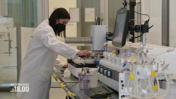 Ein Frau arbeitet in einem Labor. © Screenshot 