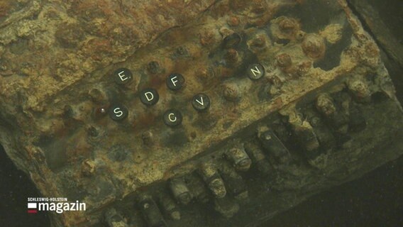 Eine Enigma Verschlüsselungsmaschine im Wasserbad. © Screenshot 