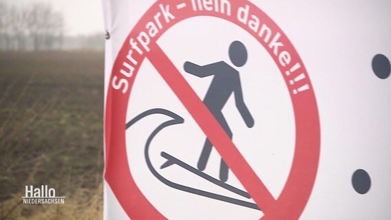 Ein Schild der Gegner des Surfparks mit der Aufschrift: "Surfpark - nein Danke!!!" © Screenshot 