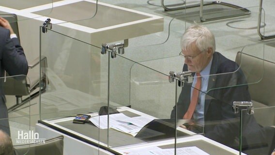 Blick von der Zuschauertribüne auf einen Abgeordneten im Niedersächsischen Landtag. © Screenshot 