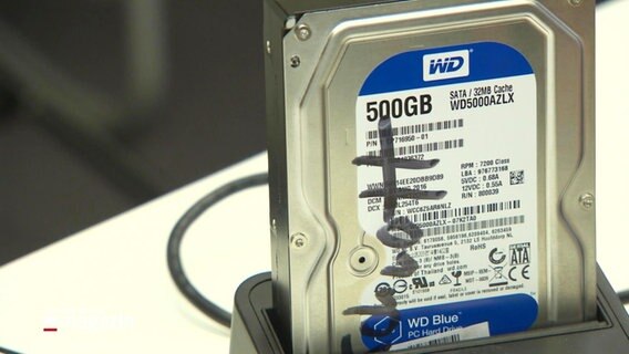 Nahaufnahme einer Festplatte mit einer beschrifteten Speicherkapazität von 500 GB © Screenshot 