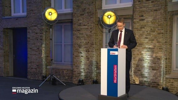 Der Schleswig-Holsteinische Ministerpräsident Daniel Günther hinter einem Rednerpult auf dem Parteitag © Screenshot 