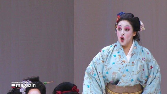 Eine Opernsängerin in traditioneller japanischer Tracht auf der Bühne © Screenshot 