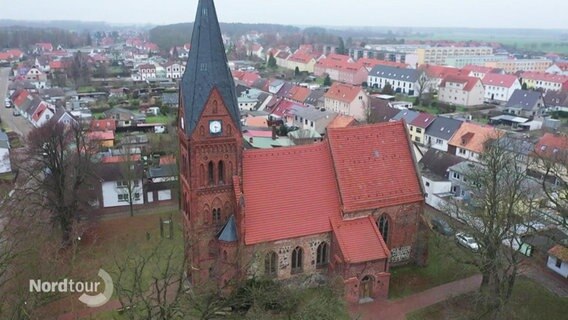Blick auf die Kirche in Damgarten aus der Vogelperspektive © Screenshot 