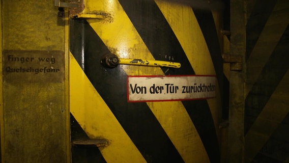 Eine Bunkertür unter dem Hamburger Hauptbahnhof. © Screenshot 