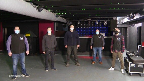 Fünf Männer aus der Veranstaltungsbranche in einem leeren Club. © Screenshot 