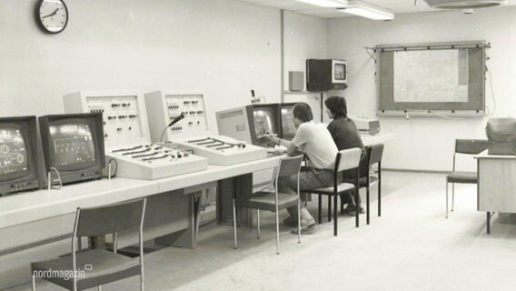 Archivbild. Zwei Personen sitzen in einer Schaltzentrale vor einem Computer. © Screenshot 
