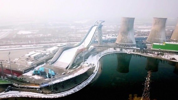 Die Anlage "Big Air Shougang", eine Sprungschanze mitten im ehemaligen Industriepark in Peking. © Screenshot 