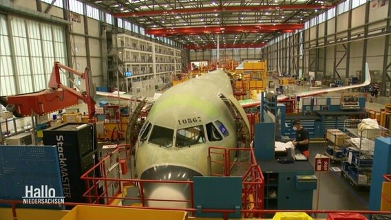 Eine Produktionshalle von Airbus. © Screenshot 