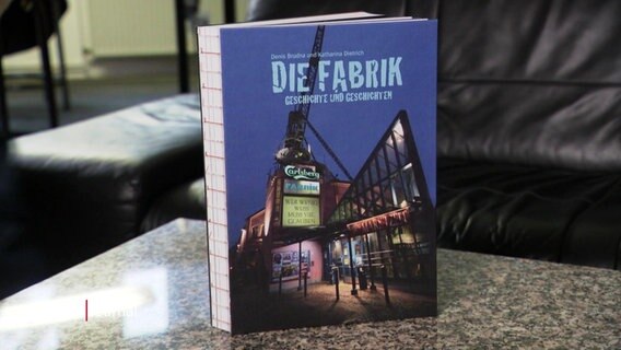Ein Buch mit dem Titel: " Die Fabrik" auf einem Tisch. © Screenshot 