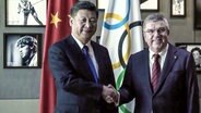 Generalsekretär der Kommunistischen Partei Chinas Xi Jinping und IOC-Präsident Thomas Bach. © Screenshot 