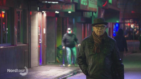 Ein älterer Mann mit Brille und Hut auf der Straße Große Freiheit. © Screenshot 