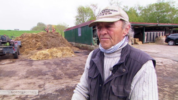 Der 74-Jährige Landwirt Albert Smidt auf seinem Hof. © Screenshot 