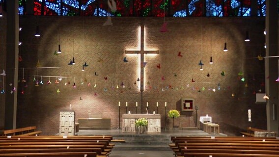 Der Innenbereich einer Kirche wird beleuchtet. © Screenshot 