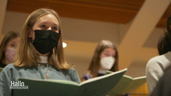 Junge Sängerinnen mit Mund-Nasen-Schutz. © Screenshot 
