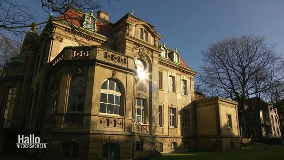 Die Villa Seligmann in Hannover in ei
ner Außenaufnahme bei Sonnenschein. © Screenshot 