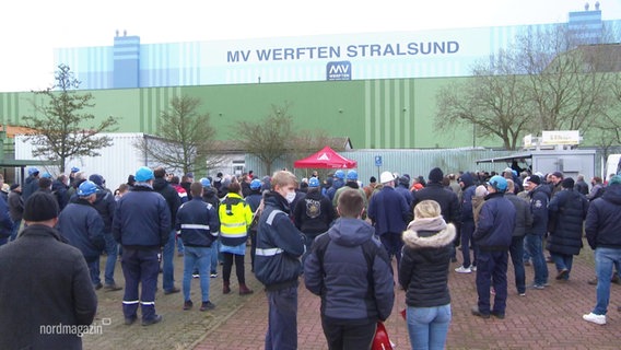Menschen protestieren auf dem Werksgelände der MV Werften Stralsund. © Screenshot 