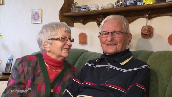 Ein älteres Ehepaar auf einem Sofa. © Screenshot 