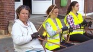 Drei Frauen sitzen nebeneinander. © Screenshot 