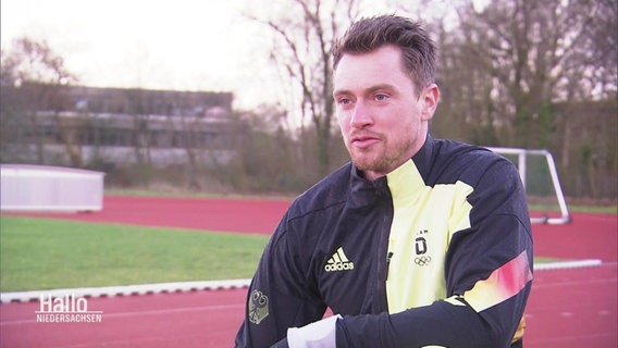 Doppel-Olympia-Sieger Johannes Ludwig auf dem heimischen Trainingsplatz in Walsrode. © Screenshot 