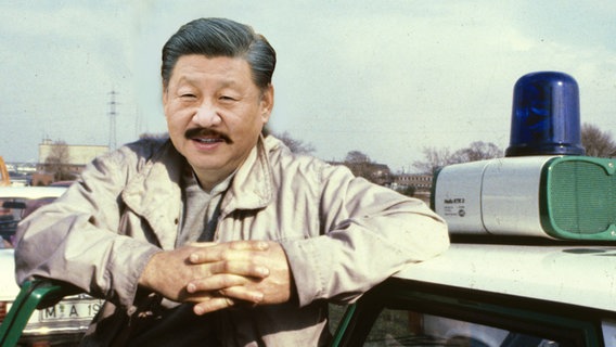 Chinas Präsident Xi Jingping als Ximanski mit einem Polizeiauto in Duisburg. © Screenshot 