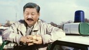 Chinas Präsident Xi Jingping als Ximanski mit einem Polizeiauto in Duisburg. © Screenshot 