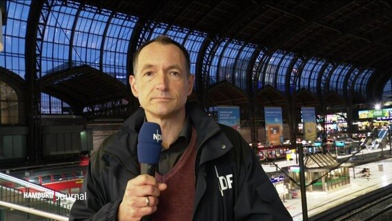 Reporter Peter Kleffmann am Hamburger Hauptbahnhof. © Screenshot 