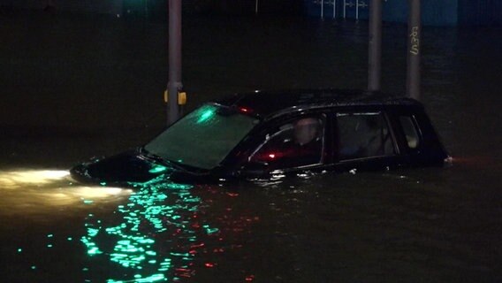 Ein Autofahrer treibt mit seinem Wagen im Wasser © Screenshot 