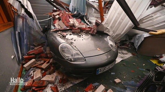 Ein Porsche liegt unter Trümmern begraben © Screenshot 