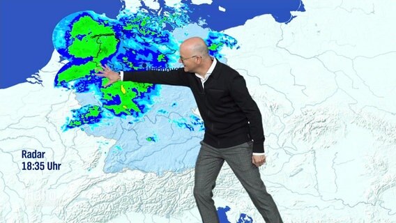 Ein Wetterexperte steht vor einer Wetterkarte. © Screenshot 