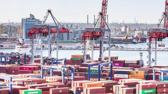 Teile des Hafens von Odessa mit sehr vielen Containern. © Screenshot 