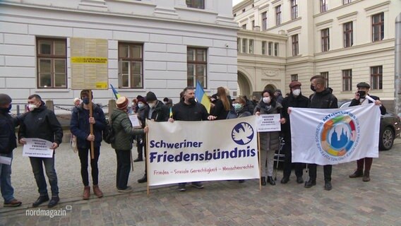 DemonstrantInnen in Schwerin, auf ihren Schildern wird Frieden gefordert. © Screenshot 