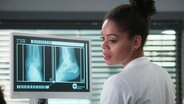 Szenenbild: Die jungen Ärzte. Eine Frau steht vor einem Röntgenbild. © Screenshot 