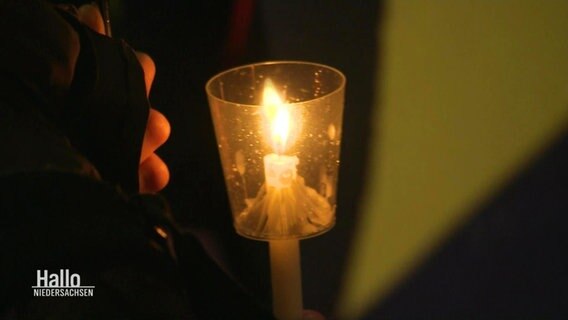 Eine brennende Kerze, die Hoffnung spenden soll. © Screenshot 