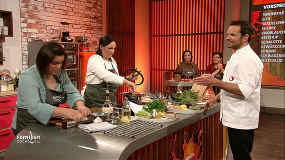 Familie Prantl mit Steffen Henssler beim Familien-Kochduell. © Screenshot 