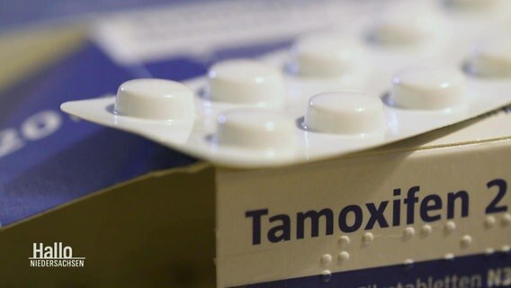 Eine Tablettenschablone liegt auf einer Tabelttenverpackung mit der Aufschrift Tamoxifen. © Screenshot 