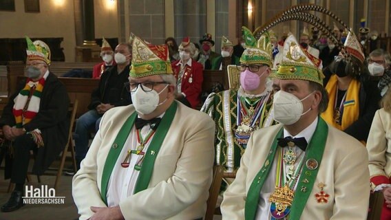 Teilnehmer des Rosenmontagsgottesdienstes sitzen in der Braunschweiger St. Martini-Kirche. © Screenshot 