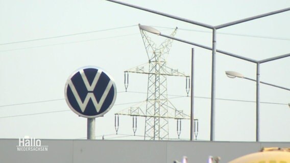 Auf dem Dach eines Industriegebäudes prangt das VW-Logo, im Hintergrund ein Strommast. © Screenshot 