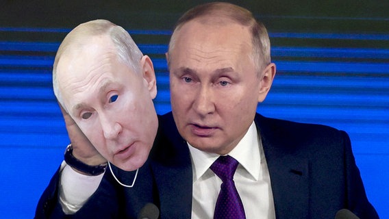 Russlands Präsident Vladimir Putin reißt sich eine Putin-Maske vom Gesicht.  