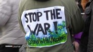 Ein Schild mit der Aufschrift: "Stop the War" © Screenshot 